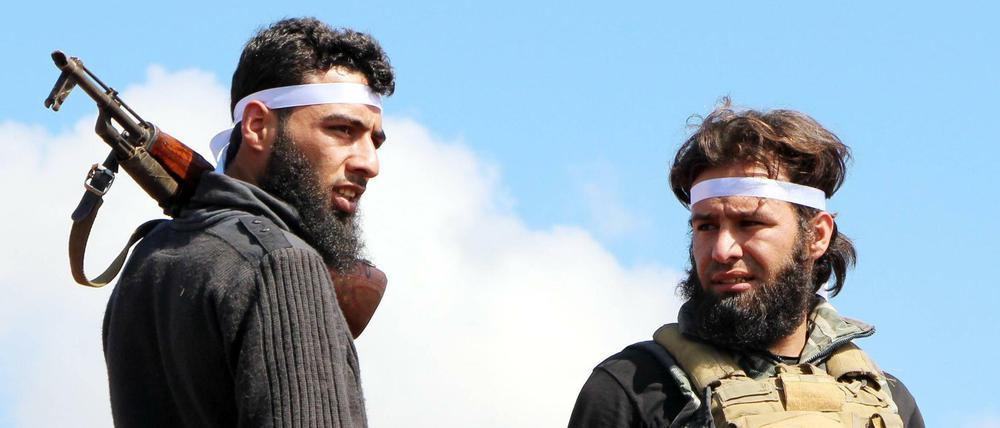 Männer des islamistischen, protürkischen Flügels der früheren Freien Syrischen Armee belagern die Stadt Afrin.