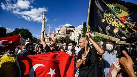 Menschen feiern vor der Hagia Sophia. 