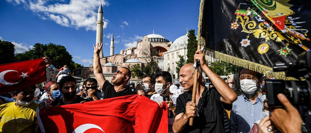 Menschen feiern vor der Hagia Sophia. 