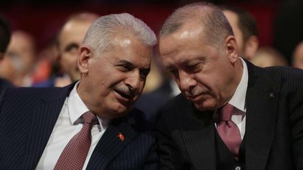 Recep Tayyip Erdogan (r.) und Binali Yildirim vor der ersten Wahl Ende März