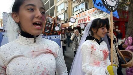 Protest. Türkische Frauen demonstrieren in Ankara gegen Zwangsheirat, Vergewaltigungen und häusliche Gewalt.