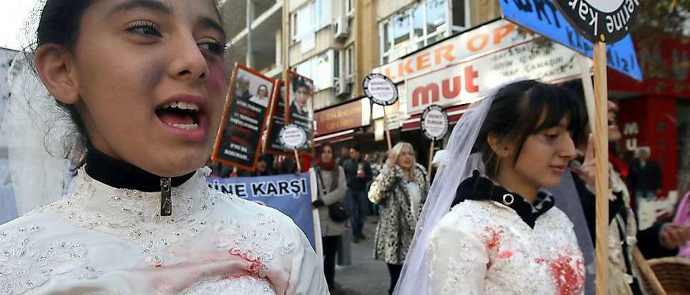 Protest. Türkische Frauen demonstrieren in Ankara gegen Zwangsheirat, Vergewaltigungen und häusliche Gewalt.