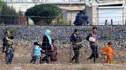 Eine Familie flieht nach Angriffen im türkisch-syrischen Grenzgebiet. 