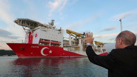 Präsident Tayyip Erdogan winkt dem Bohrschiff Fatih
