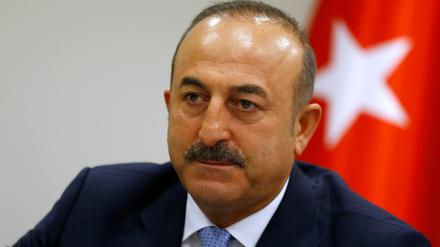 Außenminister Mevlüt Cavusoglu drohte den Diplomaten am Donnerstag mit rechtlichen Schritten.