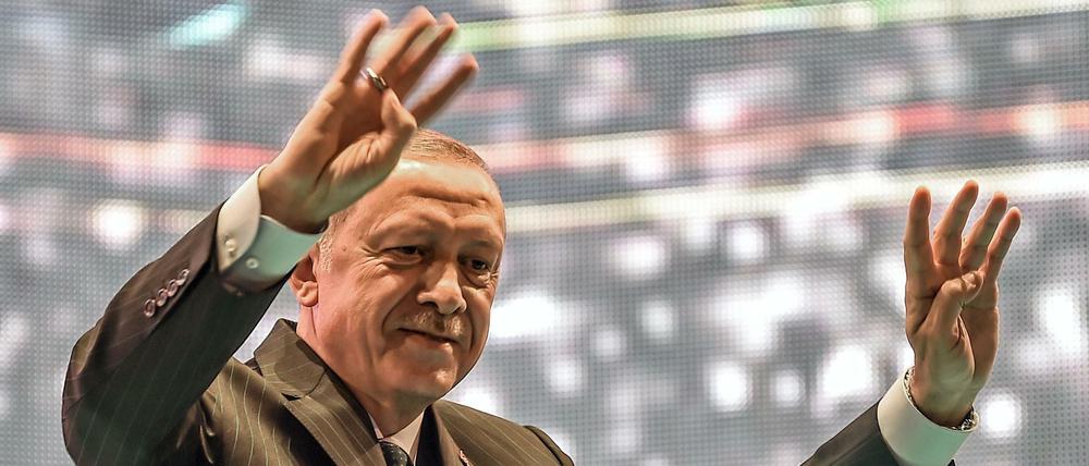 Der Herrscher: Recep Tayyip Erdogan lässt sich bei einer Veranstaltung bejubeln.