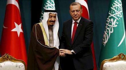 Der türkische Präsident Erdogan (r.) will zwischen Saudi-Arabiens König Salman und dem Iran vermitteln.