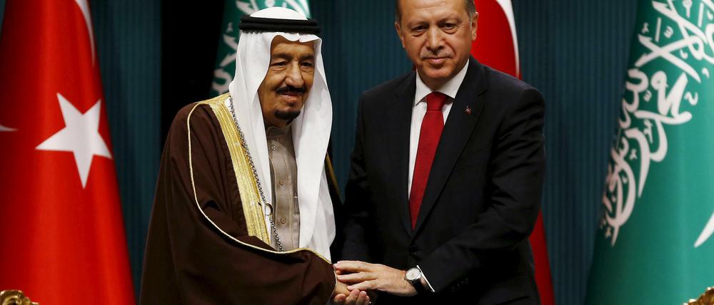 Der türkische Präsident Erdogan (r.) will zwischen Saudi-Arabiens König Salman und dem Iran vermitteln.