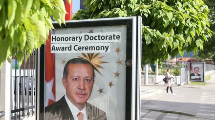 Ein Plakat vor der Universität in Sarajewo bewirbt den Auftritt von Recep Tayyip Erdogan.