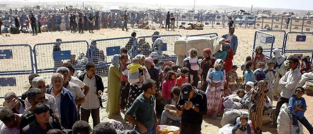 Hunderttausende Menschen flüchten über die Grenze von Syrien in die Türkei.