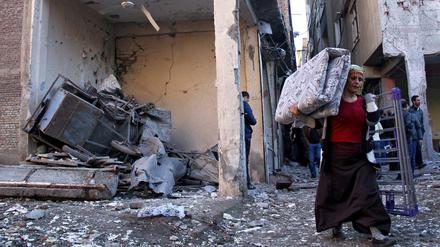 Spuren des Kampfes: Bewohner des Stadtteils Sur im türkischen Diyarbakir verlassen ihre von Kämpfen zwischen der Armee und der PKK verwüsteten Wohnungen. 