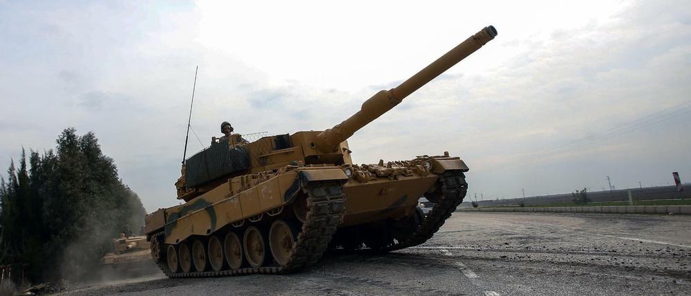 Leopard-Panzer der türkischen Armee werden bei der groß angelegten Militär-Offensive gegen kurdische Verbände in Syrien eingesetzt. 