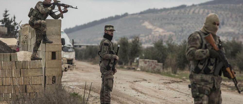 Kämpfer der von der Türkei unterstützten «Freien Syrischen Armee» sichern die von der türkischen Armee besetze Gegend um Azaz (Syrien). 