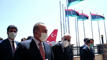In Libyen unterstützt die Türkei die Regierung in Tripolis - hier der türkische Außenminister Mevlut Cavusoglu vor wenigen Tagen zu Besuch.