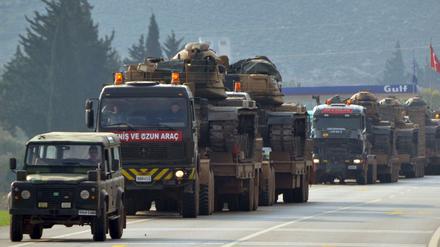 Ein trükischer Militärkonvoi ist auf dem Weg nach Syrien.