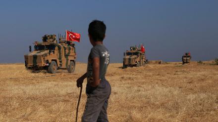 Türkische gepanzerte Fahrzeuge patrouillieren in der sogenannten "Sicherheitszone" auf der syrischen Seite der Grenze zur Türkei. 