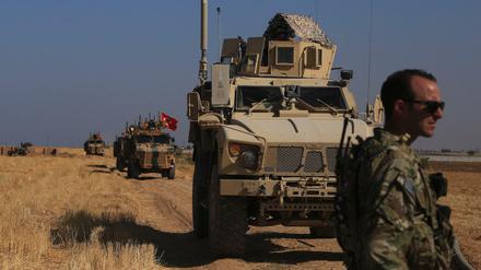 Türkische und amerikanische Panzerfahrzeuge patrouillieren bei der gemeinsamen Bodenpatrouille auf der syrischen Seite der Grenze zur Türkei.
