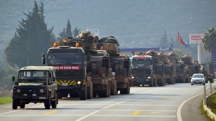 Türkisches Militär auf dem Weg zur syrischen Grenze