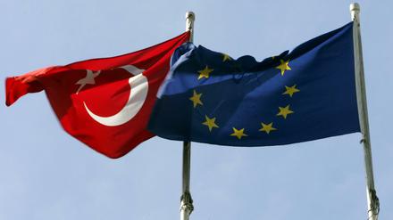 Die türkische Staatsflagge weht neben der EU-Fahne in Istanbul.