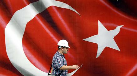Arbeiter vor einer riesigen türkischen Flagge in Istanbul 