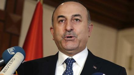 Der türkische Außenminister Mevlüt Cavusoglu bei einer Pressekonferenz in der türkischen Hauptstadt Ankara. 