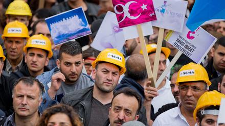 Mitglieder der Alevitischen Gemeinde demonstrieren am 24.05.2014 in Köln gegen den Auftritt des türkischen Ministerpräsidenten Erdogan.