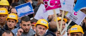 Mitglieder der Alevitischen Gemeinde demonstrieren am 24.05.2014 in Köln gegen den Auftritt des türkischen Ministerpräsidenten Erdogan.