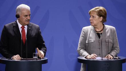 Bundeskanzlerin Angela Merkel (CDU) und der türkische Ministerpräsident Binali Yildirim bei der gemeinsamen Pressekonferenz. 