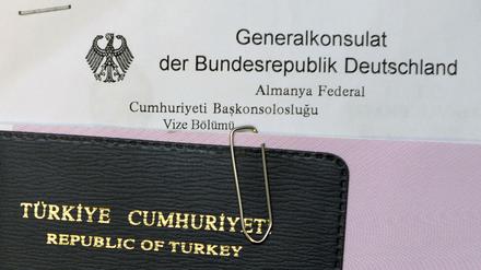 Soll bald der Vergangenheit angehören. Ein türkischer Pass liegt in der Visastelle im deutschen Generalskonsulat in Istanbul.