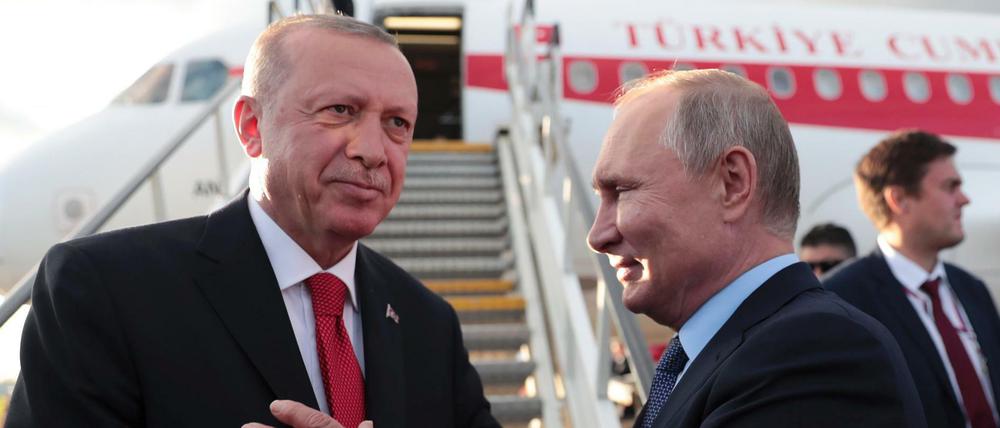 Russlands Präsident Waldimir Putin (r) verabschiedet Recep Tayyip Erdogan, Präsident der Türkei.