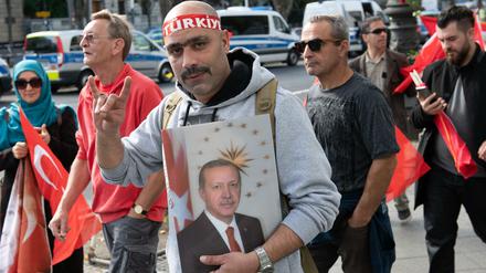 Ein Anhänger des türkischen Präsidenten Recep Tayyip Erdogan zeigt den nationalistischen Wolfsgruß.