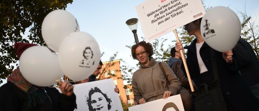 Mitglieder von Reporter ohne Grenzen demonstrieren in Berlin für die Freilassung in der Türkei inhaftierter Journalisten.