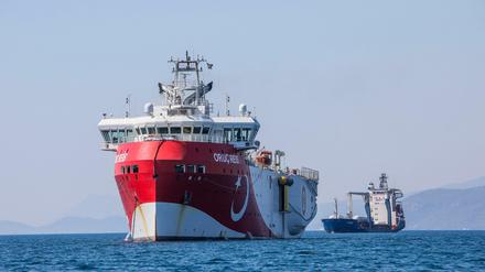 Das türkische Forschungsschiff "Oruc Reis" ankert vor der Küste Antalyas im Mittelmeer.