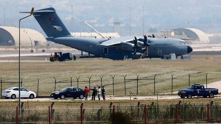 Türkische und amerikanische Soldaten auf der Luftwaffenbasis Incirlik im südlichen Anatolien: Nun gibt es "umfassenden Krieg" gegen den IS. 