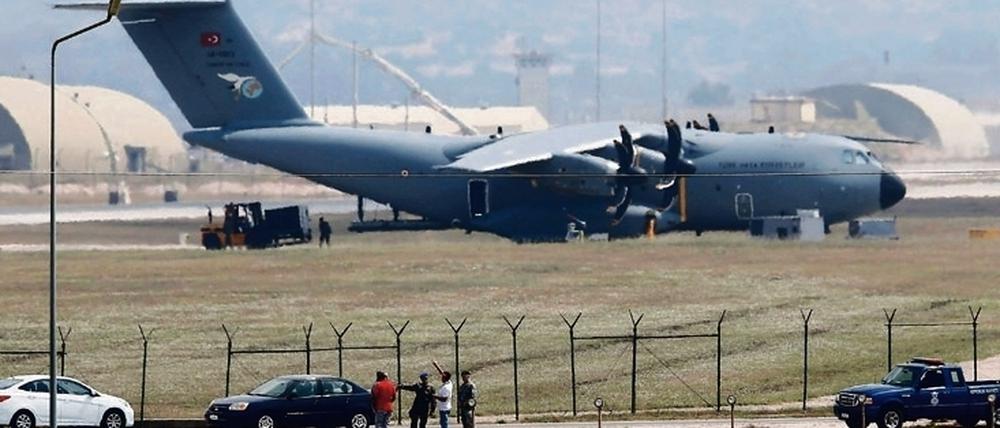 Türkische und amerikanische Soldaten auf der Luftwaffenbasis Incirlik im südlichen Anatolien: Nun gibt es "umfassenden Krieg" gegen den IS. 