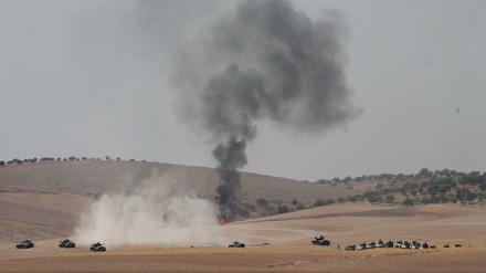 Türkische Panzer bei der Grenzüberquerung nach Syrien.