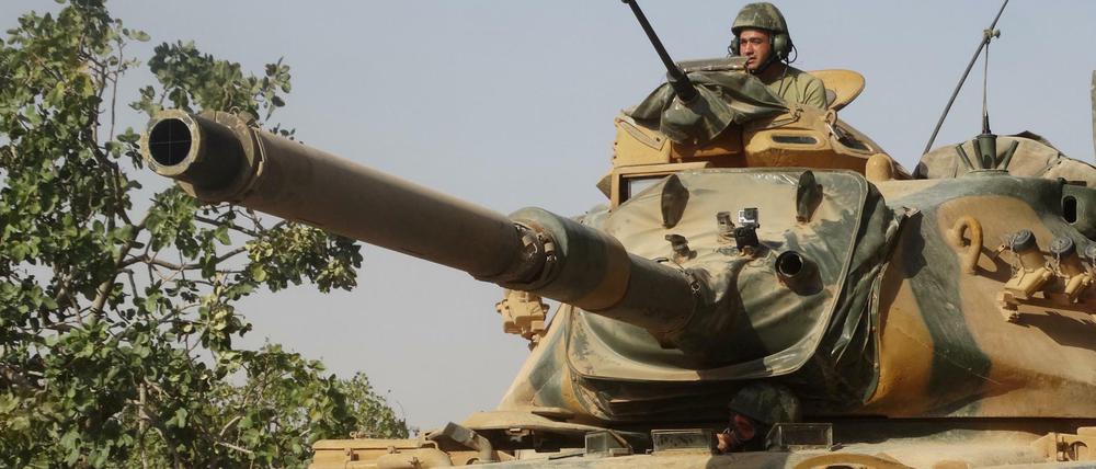 Ein türkischer Panzer auf dem Weg in die syrische Grenzsstadt Dscharablus.