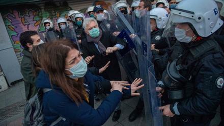 Türkische Polizisten stehen Demonstranten während einer Demonstration gegen die Ernennung eines Parteitreuen zum Uni-Direktor gegenüber. 