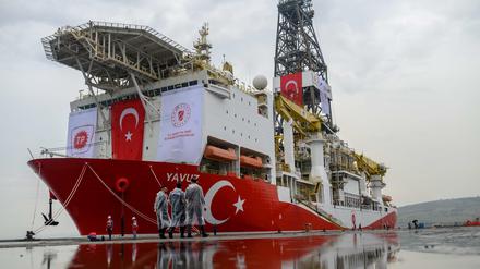 Ein türkisches Bohrschiff (Archivbild), mit dem nach Gasvorkommen im Meeresboden bei Zypern gesucht werden soll. 