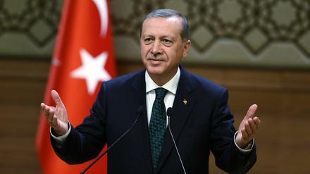 Der türkische Präsident Recep Tayyip Erdogan kündigte am Freitag vor Journalisten Neuwahlen an. 