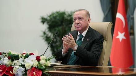 Erdogan versprach, gegen Gewalt an Frauen vorzugehen. Nun stellen sich Fragen, wie ernst es ihm ist. 