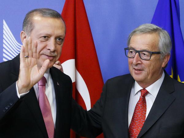 Jean Claude Juncker, Präsident der EU-Kommission begrüßt den türkischen Präsidenten Recep Tayyip Erdogan am Montag in Brüssel.