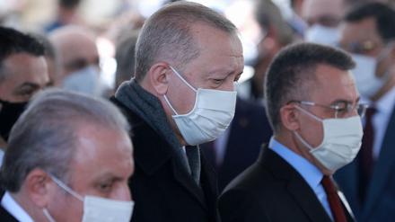 Der türkische Präsident Recep Tayyip Erdogan (Mitte) muss sich mit zahlreichen Korruptionsvorwürfen gegen Funktionäre seiner Partei AKP beschäftigen.