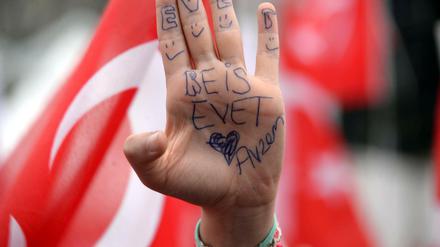Mit "Evet" - türkisch für ja - wird vorraussichtlich nur eine knappe Mehrheit stimmen, prognostizieren die Umfragen.