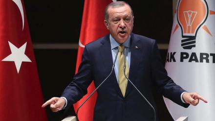Der türkische Präsident Erdogan bei einem Treffen seiner Partei in Ankara.