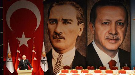 Der türkische Präsident Erdogan mit einem Bildnis des Staatsgründers Kemal Atatürk.