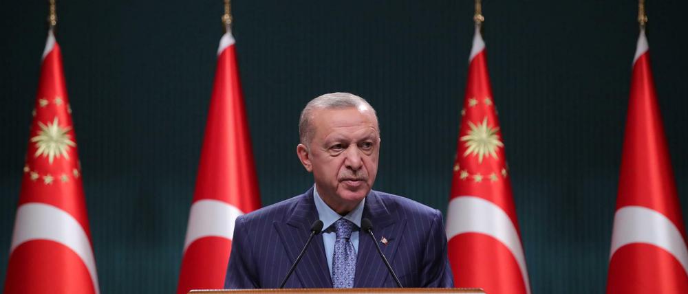 Der türkische Präsident Erdogan will mehrere Diplomaten doch nicht zu unerwünschten Personen erklären lassen.