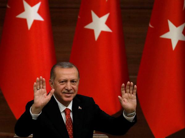 Präsident Erdogan hält an seiner angekündigten Offensive gegen Kurdenmilizen in Syrien fest.