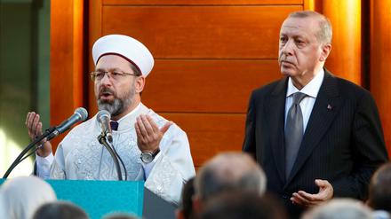 Der türkische Präsident Recep Tayyip Erdogan (rechts) im Gebet während der Eröffnung der Ditib-Zentralmoschee in Köln.