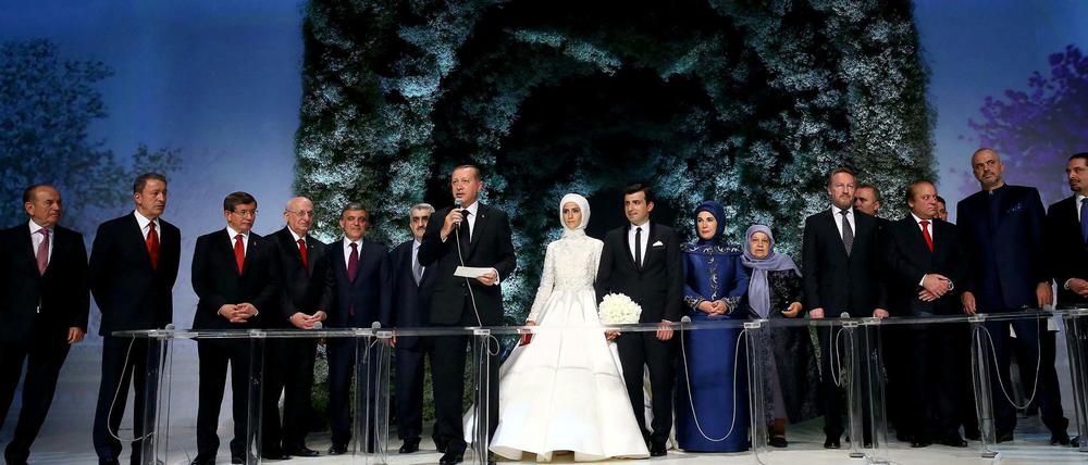 Staatschef Recep Tayyip Erdogan, redet während der Hochzeitsfeier seiner jüngsten Tochter, zu der 6000 Gäste geladen waren.